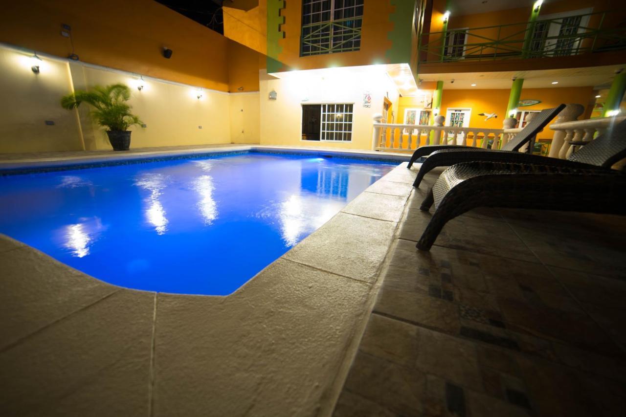 Beverly'S Oasis Suites สการ์โบโร ภายนอก รูปภาพ