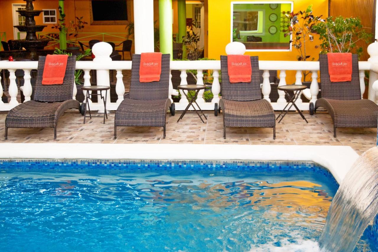 Beverly'S Oasis Suites สการ์โบโร ภายนอก รูปภาพ
