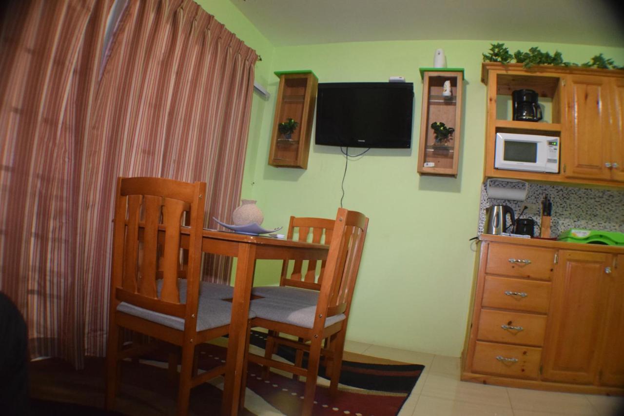 Beverly'S Oasis Suites สการ์โบโร ภายนอก รูปภาพ