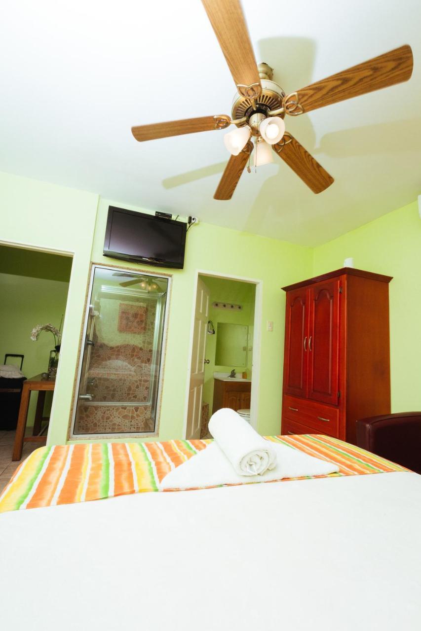 Beverly'S Oasis Suites สการ์โบโร ภายนอก รูปภาพ